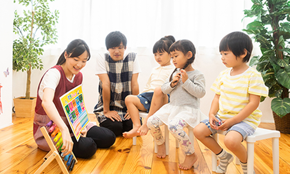 保育園や幼稚園の日々の複雑な業務をすべて一元化